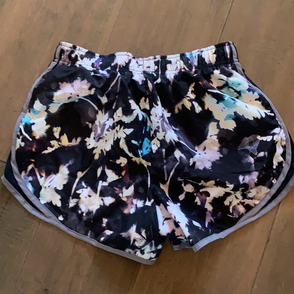 Nike floral shorts - Picture 14 of 17